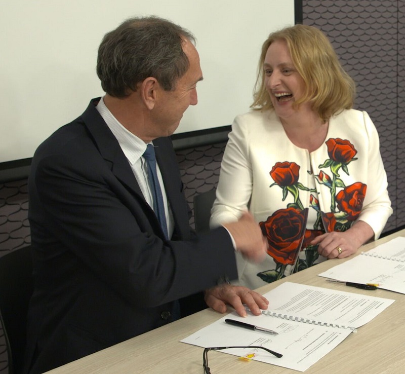Oranga Tamariki Chief Executive Gráinne Moss and Sport NZ CEO Peter Miskimmin sign the agreement